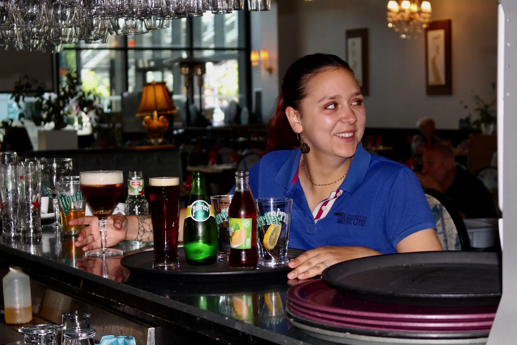 Cassandre, Service en salle à la Brasserie Lescure