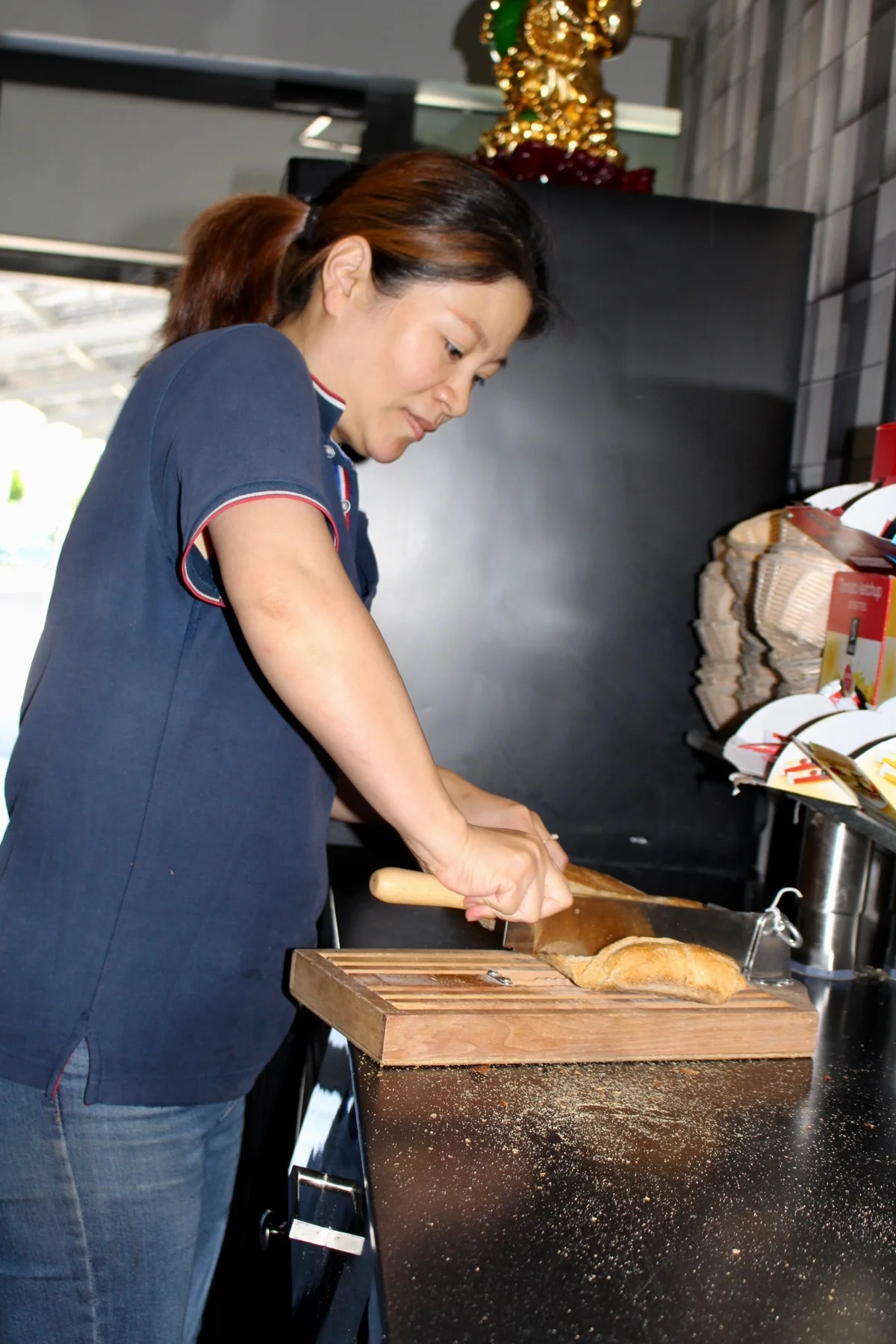 Préparation du pain pour le service à la Brasserie Lescure