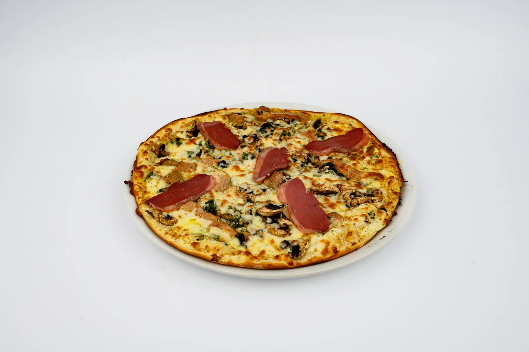Pizza maison aux magrets fumés et champignons à la Brasserie Lescure