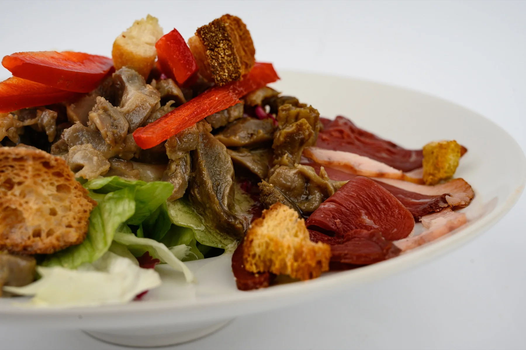 Salade gourmande avec gésiers, magret séché et croûtons à la Brasserie Lescure
