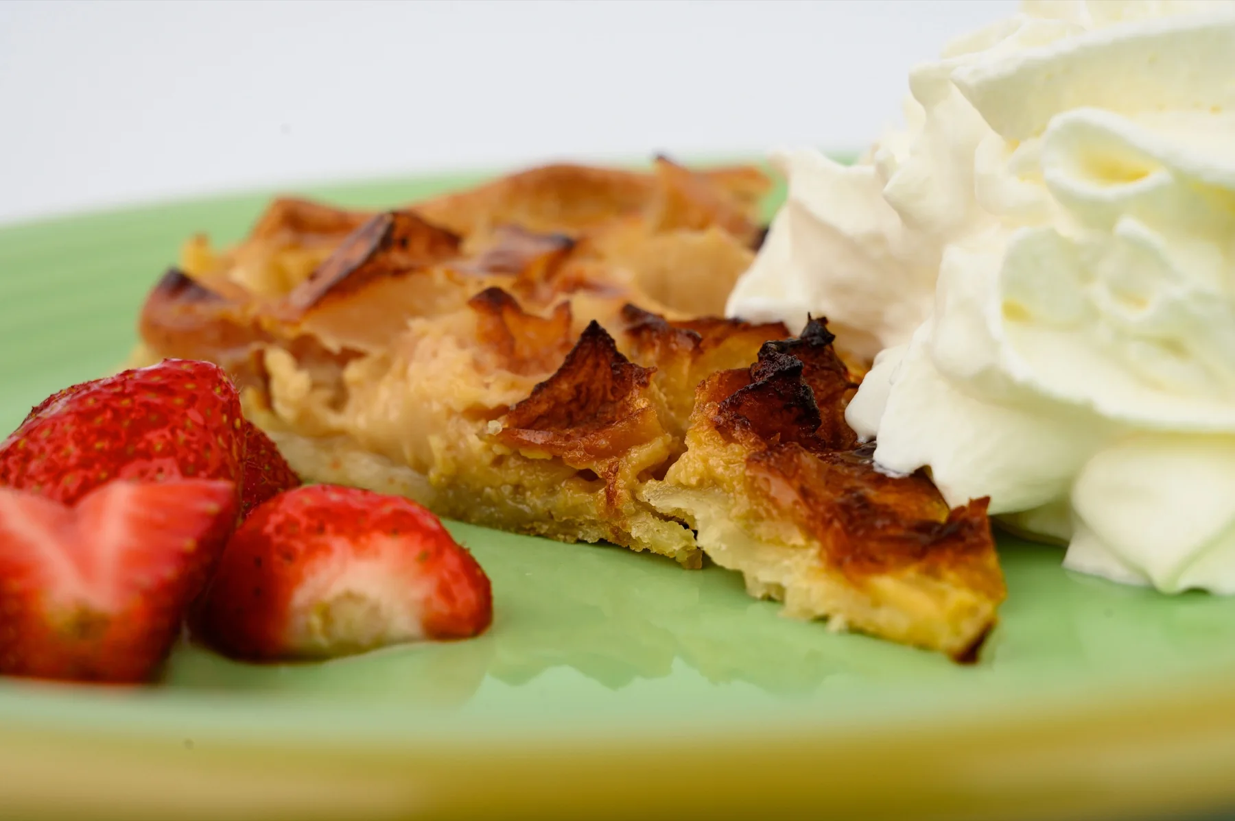 Tarte aux pommes maison, fraises et crème fouettée à la Brasserie Lescure