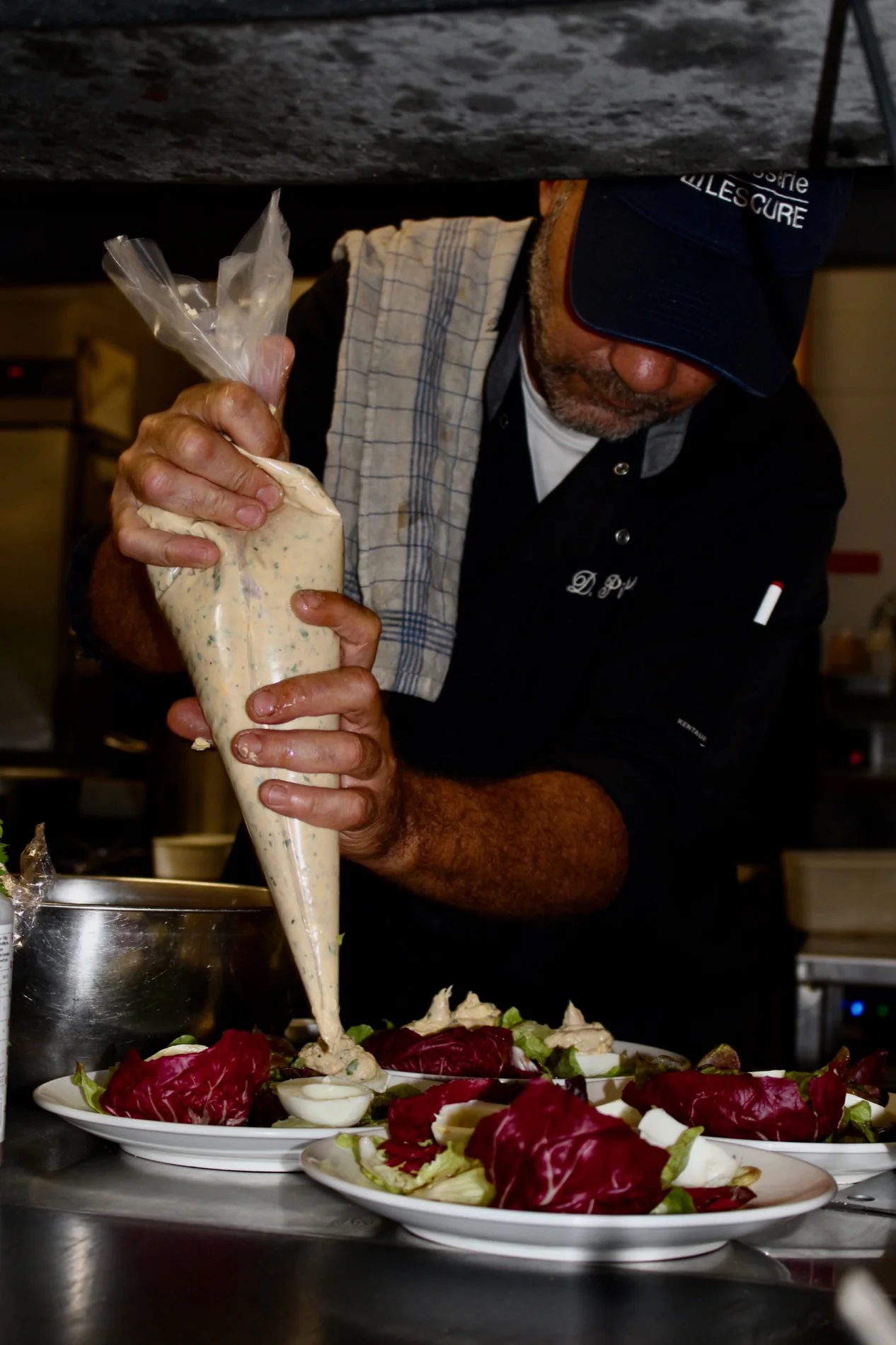 Pierre prépare les assiettes en cuisine
