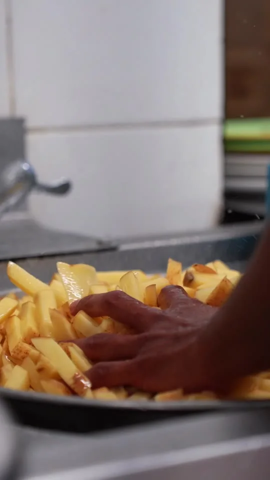 Préparation des frites maison dans les cuisines de la Brasserie Lescure